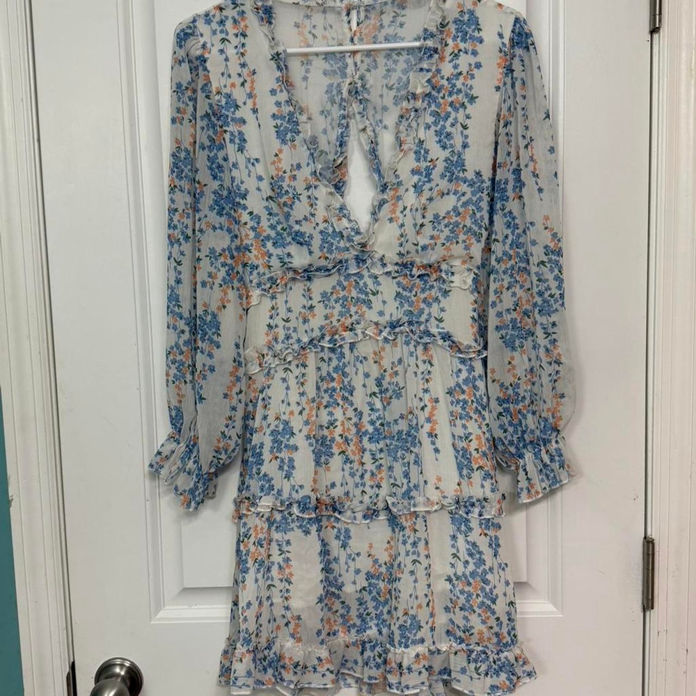 Selfie Leslie keyhole dress in blue, white, peach